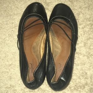 Naturalized kitten heel black flats